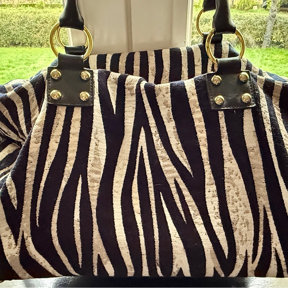 Stylish Zebra print duffle handbag. - Picture 10 of 12